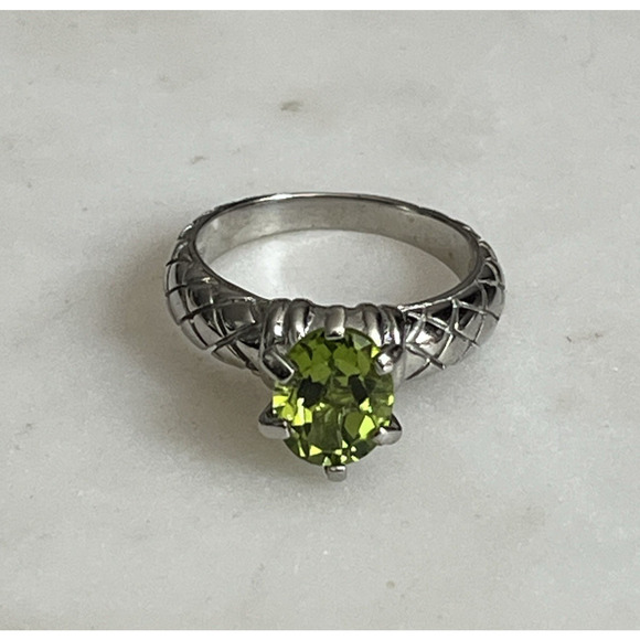 Savvy CIE Sterling Silver Genuine Peridot Ring Size 7 Green Oval w/ Etched Band - Picture 1 of 6